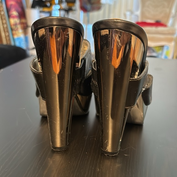 Jessica Simpson chrome platform sling back shoes. - Picture 2 of 8